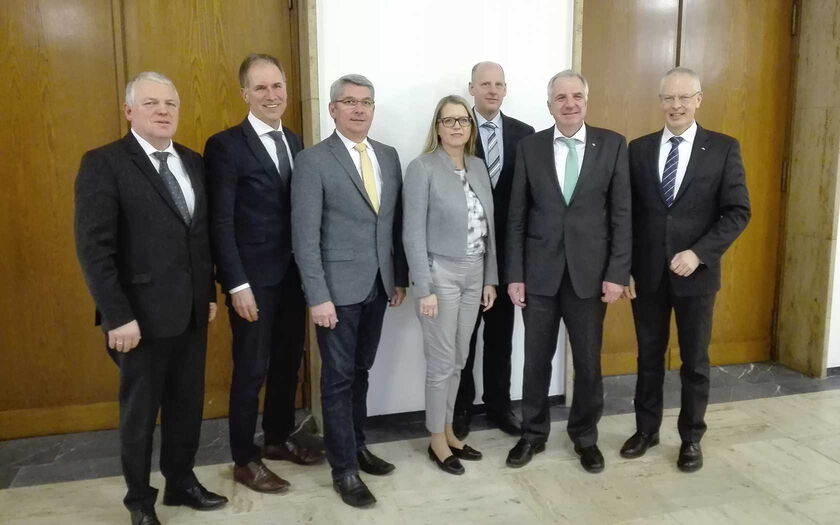 v.l.n.r.: Bürgermeister Willi Heider, Dr. Norbert Reinkober, Bürgermeister Lutz Urbach, Andrea Blome, Gunter Höhn, Rainer Deppe MdL und Landrat Dr. Hermann-Josef Tebroke