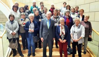 25 ehrenamtliche Helferinnen des Kinderschutzbundes aus Overath konnte Rainer Deppe im Landtag begrüßen.