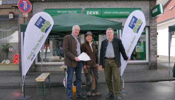 v.l.n.r.: Rainer Deppe, Danny Pollerhoff, Andreas Heider vor dem SDW-Stand am Overather Frühling