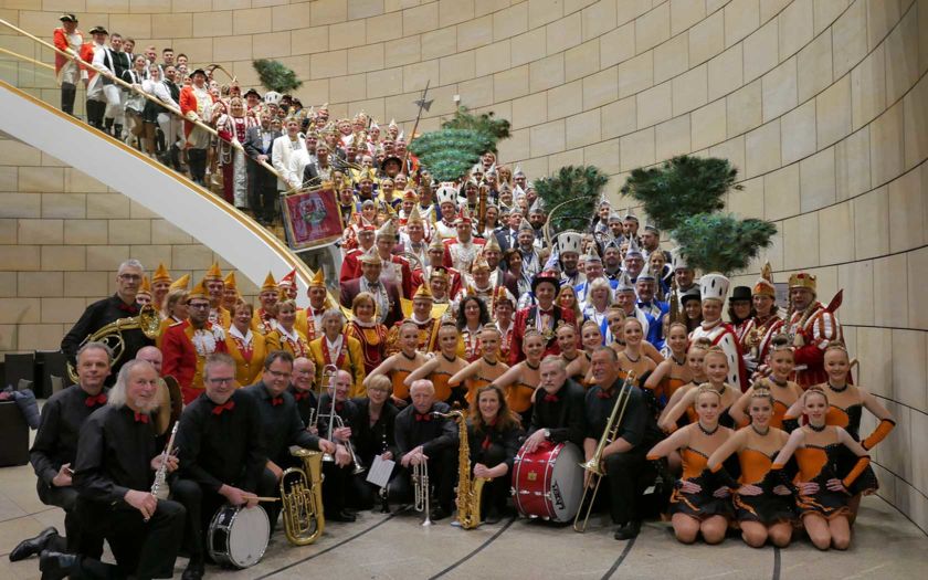 Gruppenfoto: Insgesamt 235 Karnevalisten aus dem Rheinisch-Bergischen Kreis sorgten wieder für beste Stimmung im Düsseldorfer Landtag.
