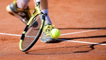 Tennis spielen - Bild von hansmarkutt / Pixabay