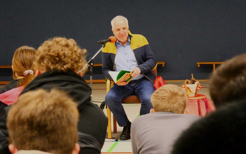 Rainer Deppe beim Vorlesetag in der Schule „Die Gute Hand“ Kürten - Quelle: Förderschule „Die gute Hand“ Kürten