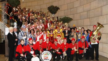 Gruppenfoto: Die insgesamt gut 150 Karnevalisten zeigten eindrucksvoll, warum der Karneval im Rheinisch-Bergischen so populär und tief verwurzelt ist.