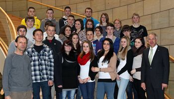 Gruppenfoto: 10er-Klasse der Gesamtschule Leverkusen-Schlebusch zu Besuch bei Rainer Deppe MdL im Landtag.