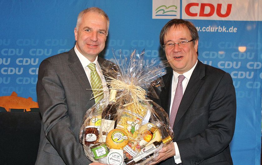 Rainer Deppe (links) und Armin Laschet (rechts) während des Politischen Aschermittwochs 2016 in Bergisch Gladbach
