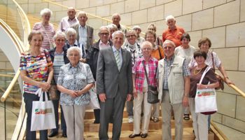 20 Frauen und Männer des Altenberger Seniorenkreises der Katholischen Pfarrgemeinde St. Mariä Himmelfahrt am Altenberger Dom unter Leitung von Maria Schleenstein besuchten Rainer Deppe im Landtag.
