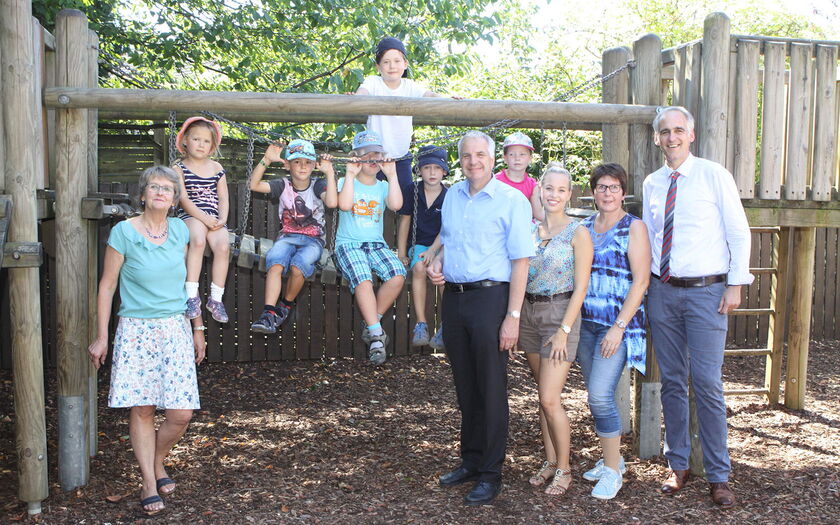 Zu Besuch in der Kita „Sonnenblume“ in Burscheid-Hilgen, konnte sich Rainer Deppe gemeinsam mit dem neuen Vorsitzenden der Caritas Rhein-Berg, George Koldewey und der Leiterin der Kita Brigitte Sartingen-Kranz ein Bild von der Einrichtung machen.