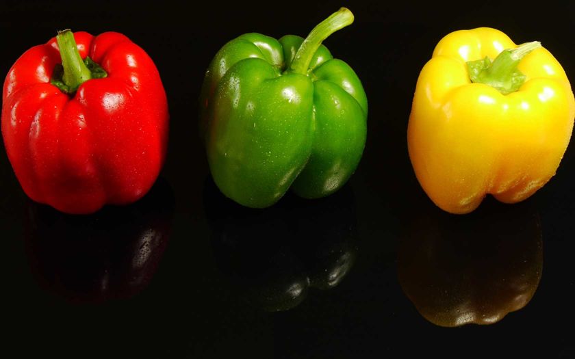 Ampel aus verschiedenfarbiger Paprika von Sabine-Susann Singler / pixelio.de