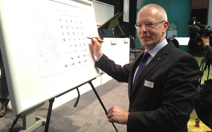 Dr. Hermann-Josef Tebroke bei der Unterzeichnung