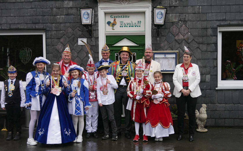Kinderdreigestirne beim traditionellen Hähnchenessen