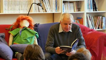 Rainer Deppe beim Vorlesetag in der Schule „Die Gute Hand“ Kürten