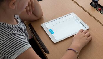 Kind mit iPad an der Schulbank - Bild von Steve Riot / Pixabay