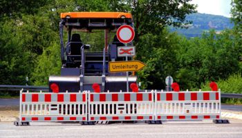 Straßensperrung mit Umleitung - Bild von Gerald Schmidtkunz / Pixabay