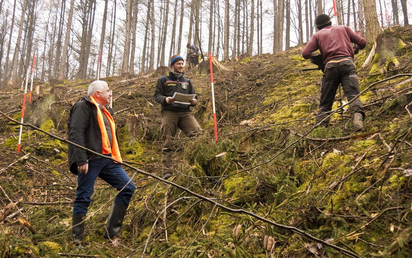 Rainer Deppe auf einem ca. 1,5 ha großen Hang in Overath, auf dem in diesem Monat etwa 7.500 Bäumen gepflanzt werden.