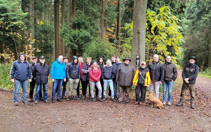 16 Oberodenthaler, Jugendliche und Vorstandsmitglieder der Dorfgemeinschaft, gemeinsam mit dem Vorsitzenden der Schutzgemeinschaft Deutscher Wald, Rainer Deppe im Arboretum des Landesbetriebs Wald und Holz in Wuppertal-Burgholz