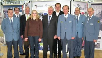 Zwischen Helfern MdL Rainer Deppe (3.v.l.), Landtagspräsident Eckhard Uhlenberg (Mitte), stv.THW-Landesbeauftragter Gerd Friedsam (3.v.r.) und die Ortsbeauftragten Kraus (2.v.r.) und Dr. Kellermann (rechts)