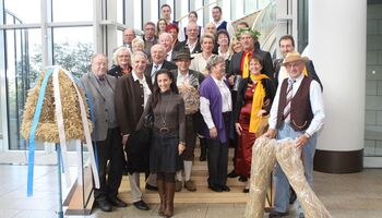 Auf Einladung von Rainer Deppe fanden sich sechs Delegationen aus dem Rheinisch-Bergischen Kreis in der Bürgerhalle ein und erregten durch die historischen Trachten nennenswertes Aufsehen.