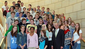 Gruppenfoto mit Rainer Deppe und 50 Schüler der beiden 10er-Klassen der Gesamtschule Kürten unter der Leitung ihrer Lehrerin Anne Jelinek.