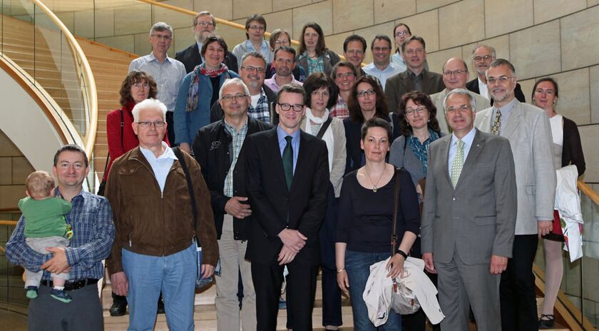 Gruppenfoto: 26 Pfarrern des Evangelischen Kirchenkreises Lennep unter der Leitung von Superintendent Hartmut Demski zu Gast bei Rainer Deppe im Landtag