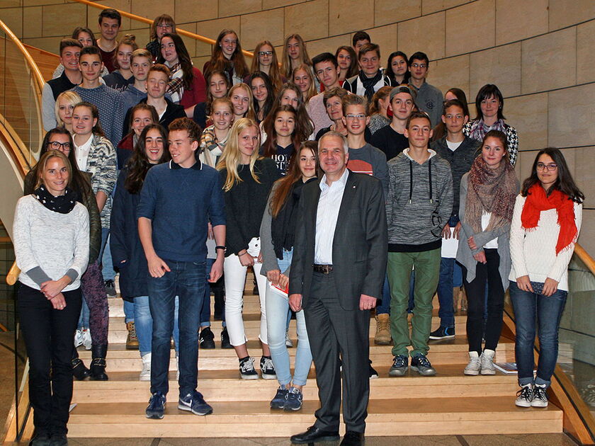 Die Lehrerin Marlene Schauerte in Begleitung von Ruth Voß mit der neunten Klasse des Paul-Klee-Gymnasiums Overath