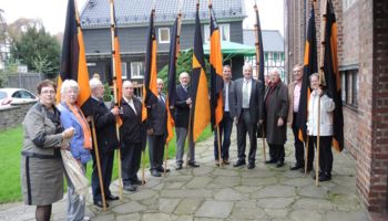 Vertreter der Kolpingfamilie St. Walburga aus Overath mit Rainer Deppe vor der Festmesse zum 40. Geburtstag