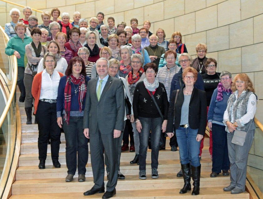 48 Frauen der Katholischen Frauengemeinschaft (KFD) aus Marialinden besuchten Rainer Deppe im Landtag.