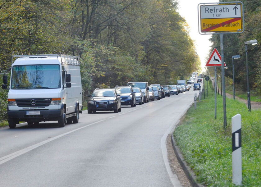 Stau auf dem Autobahnzubringer in Refrath