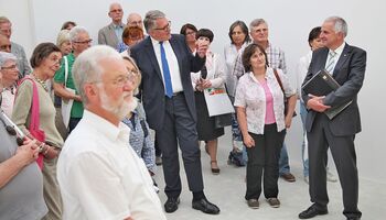 32 Interessierte des Kulturvereins Burscheid e. V. mit Prof. Dr. Thomas Sternberg und Rainer Deppe im Raum der Stille im Landtag