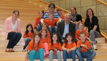 Elf Kinder der Vorschulgruppe "Kleine Strolche" in Begleitung ihrer Erzieherinnen Frau Kreffter, Frau Aßmann und Frau Matthis zu Besuch bei Rainer Deppe im Landtag