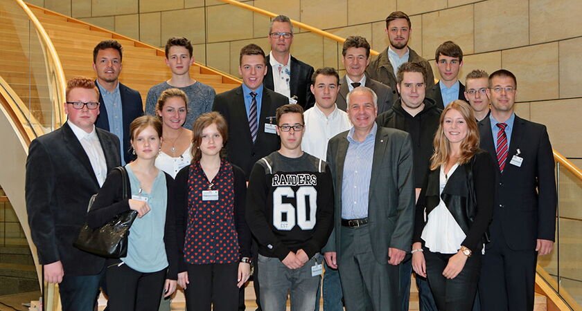 33 der besten Absolventen der Haupt-, Real- und Berufsschulen aus dem Rheinisch Bergischen Kreis wurden von ihrem Abgeordneten Rainer Deppe im Landtag in Düsseldorf begrüßt.