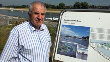 Rainer Deppe an der Flutmulde in Rees