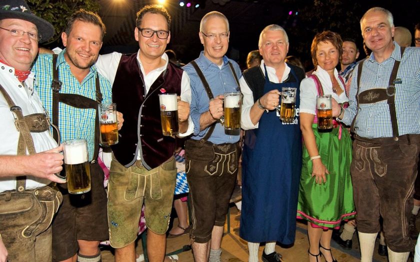 Gemeinsam eröffneten Landrat Dr. Hermann-Josef Tebroke, Kürtens Bürgermeister Willi Heider und Rainer Deppe per Fassanstich das Oktoberfest in Kürten-Bechen.