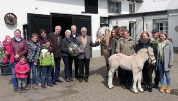 Auf Gut Beningsfeld in Refrath wurde die Trophäe jetzt von Landrat Dr. Hermann-Josef Tebroke und dem Vorsitzenden der Züchterzentrale Rainer Deppe MdL an Josef Borsbach in Anwesenheit der Familie und der Vorsitzenden aller Tiersparten überreicht.