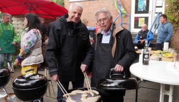 Rainer Deppe (links) und Holger Müller (rechts) beim Kandidaten-Grillen