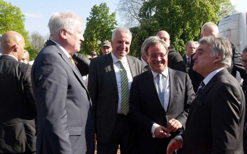 v.l.n.r.: Horst Seehofer, Rainer Deppe, Armin Laschet, Herbert Reul