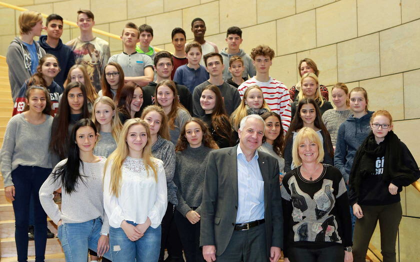 45 Schülerinnen und Schüler der Realschule Wermelskirchen waren zu Gast bei Rainer Deppe im Landtag