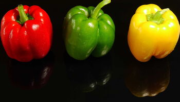 Ampel aus verschiedenfarbiger Paprika von Sabine-Susann Singler / pixelio.de