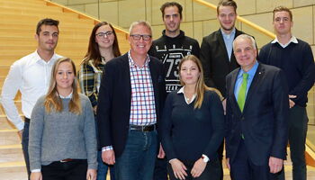 Sieben Auszubildende des Mobauplus Bauzentrums aus Overath waren erstmals zu Besuch im Landtagsgebäude am Rhein.