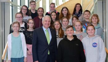 17 Schülerinnen und Schüler der Sekundarschule Wermelskirchen reisten nach Düsseldorf, um ihren Abgeordneten Rainer Deppe im Landtag zu besuchen.