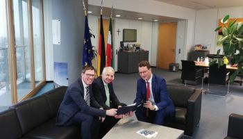 v.l.n.r.: Landrat Stephan Santelmann, Rainer Deppe MdL, Verkehrsminister Hendrik Wüst