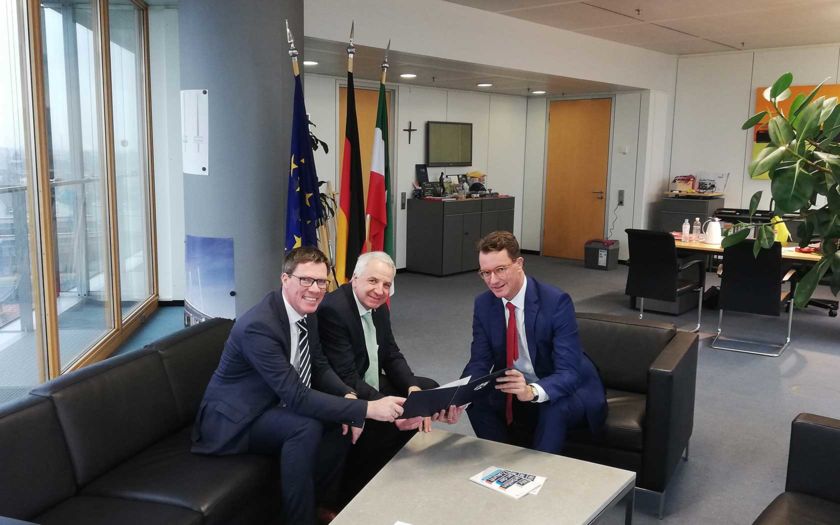 v.l.n.r.: Landrat Stephan Santelmann, Rainer Deppe MdL, Verkehrsminister Hendrik Wüst