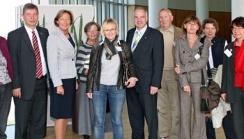 Landtagsabgeordneter Bodo Löttgen (2 v.l.), Monika Brunert-Jetter, Präsidentin des Verbandes für Bibliotheken des Landes NRW (3. v. l.) und Rainer Deppe mit Vertretern der Bibliotheken aus dem oberbergischen Südkreis und dem Rheinisch-Berg