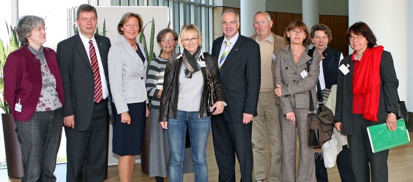 Landtagsabgeordneter Bodo Löttgen (2.v.l.), Monika Brunert-Jetter, Präsidentin des Verbandes für Bibliotheken des Landes NRW (3. v. l.) und Rainer Deppe mit Vertretern der Bibliotheken aus dem oberbergischen Südkreis und dem Rheinisch-Berg