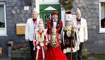 Prinz Paul, Jungfrau Finja und Bauer Fabian vom Kinderdreigestirn der Interessengemeinschaft Voiswinkeler Karnevalsfreunde e. V. aus Odenthal mit Rainer Deppe MdL beim traditionellen Hähnchenessen