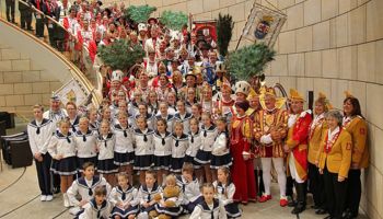 Gruppenfoto: 193 Karnevalisten zeigten wieder einmal eindrucksvoll, warum der Karneval im Rheinisch-Bergischen Kreis so populär und tief verwurzelt ist.