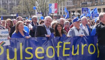 Rainer Deppe mit Serap Güler auf der 'Pulse of Europe' Demonstration in Köln