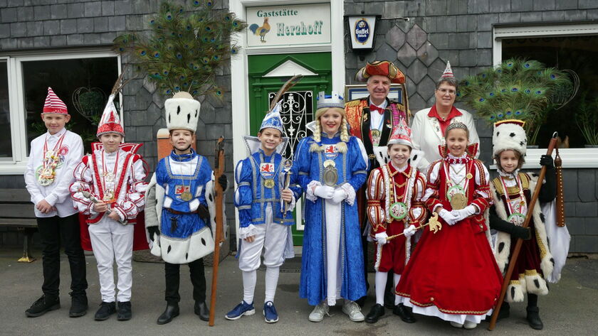 Kinderdreigestirne beim traditionellen Hähnchenessen