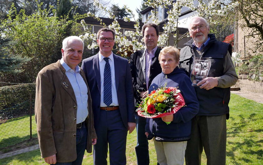 v.l.n.r.: Rainer Deppe MdL, Landrat Stephan Santelmann, Peter Lautz von der Kreisbauernschaft Rhein-Berg, Christel Hamacher, Preisträger Adolf Hamacher
