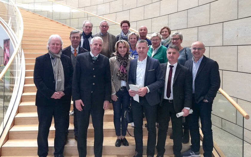 15 Mitglieder des Lions Club Bensberg-Königsforst besuchten den rheinisch-bergischen Abgeordneten Rainer Deppe im Düsseldorfer Landtag.