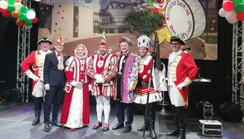 v.l.n.r.: Prinzenführer Harry Tiede, Landtagspräsident André Kuper, Prinzessin Samira Kramp, Prinz Mario I. Berkey, Rainer Deppe MdL, Bauer Marcus Stahlhacke, Adjutant Daniel Fischer